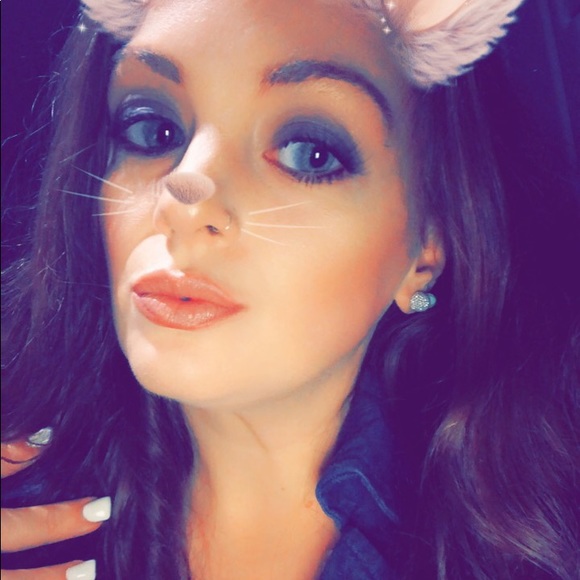 Meet your Posher, Stephanie - Picture 2 of 2